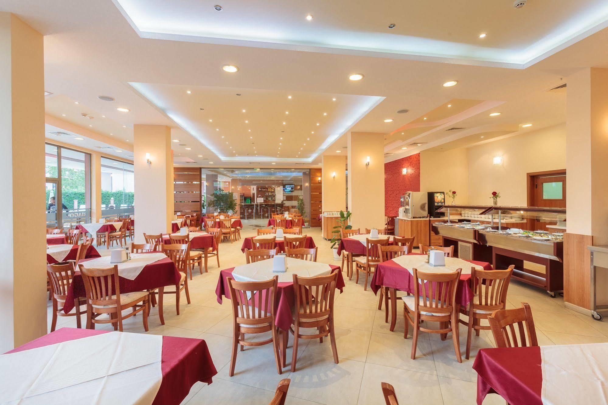 Hotel Riagor Pantai Sunny Bagian luar foto