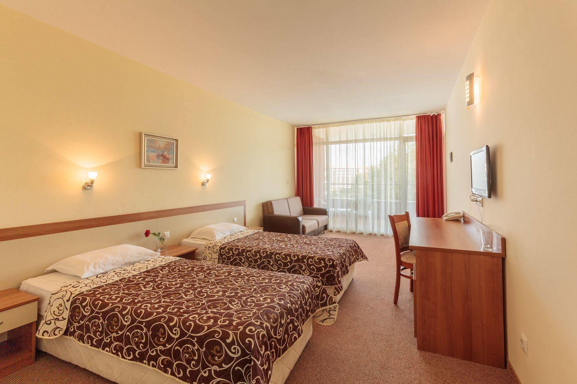 Hotel Riagor Pantai Sunny Bagian luar foto